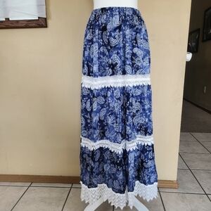 Magic woman skirts in blue and white floral size Medium